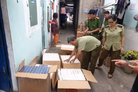 Bình Dương: Phát hiện tụ điểm tàng trữ hơn 10.000 bao thuốc lá lậu