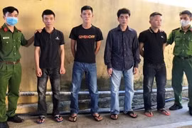 Bắt giữ khẩn cấp 4 đối tượng mang hung khí đi chém người