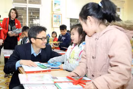 Phó Thủ tướng Vũ Đức Đam mừng tuổi sách cho các em học sinh quận Ba Đình- Hà Nội