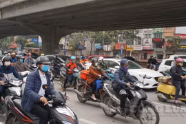 Vẫn trong thời gian "cách ly xã hội", phố phường Hà Nội tấp nập trở lại