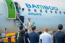 Chủ tịch Bamboo Airways Trịnh Văn Quyết cùng hành khách bay thẳng Hà Nội - Côn Đảo ngày khai trương