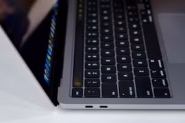 MacBook Pro 13 inch 2020 xách tay được bán tại VN với giá hơn 41 triệu đồng