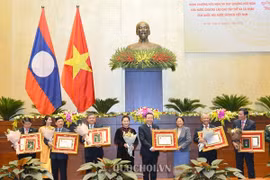 Trao tặng Huân chương của Nhà nước Lào cho tập thể, cá nhân của Quốc hội Việt Nam