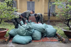 Chiêu thức buôn lậu mới: Thả trôi hàng lậu theo nước lũ