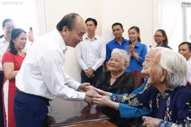 Thủ tướng trao quà Tết cho gia đình chính sách, hộ nghèo, công nhân lao động
