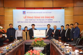 PVN trao tặng thiết bị y tế trị giá 5 tỷ đồng hỗ trợ công tác phòng chống dịch Covid-19