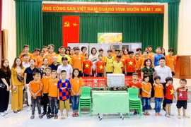 Báo Gia đình & Xã hội trao quà tới trẻ em khó khăn tại Hà Tĩnh