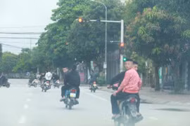 Nghệ An: Nhóm “quái xế” tháo biển số, lạng lách đánh võng trên phố trong lúc đang cách ly xã hội