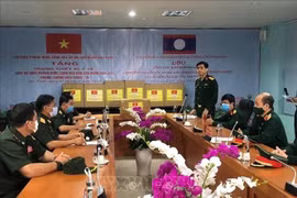 Bộ Quốc phòng cử chuyên gia y tế và gửi hàng viện trợ giúp Lào chống dịch COVID-19