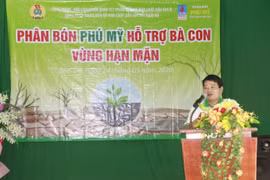 Công đoàn PVFCCo tặng bồn nước cho bà con vùng hạn mặn Bến Tre