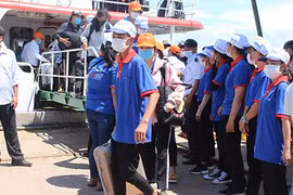 Bình Thuận: Gần 200 học sinh huyện đảo Phú Quý vào đất liền thi tốt nghiệp THPT 2020