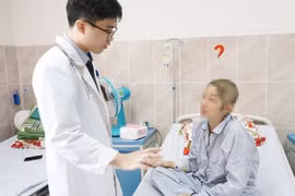 Học sinh tiểu học chấn thương sọ não do ngã từ lan can tầng 2