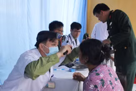 Quân Khu 4: Khám, cấp thuốc miễn phí cho bà con nhân dân trên tuyến biên giới A Lưới, tỉnh Thừa Thiên Huế