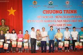 Thủ tướng dự chương trình ‘Tết sum vầy’ với người nghèo tại Vĩnh Long