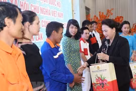 Chủ tịch Quốc hội thăm, chúc Tết công nhân, người lao động và lực lượng vũ trang tỉnh Đắk Lắk