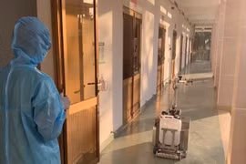 TP.HCM: Robot khử khuẩn phòng cách ly chính thức “nhận nhiệm vụ”