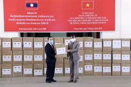 Việt Nam hỗ trợ Lào vật tư y tế đối phó với đại dịch Covid-19