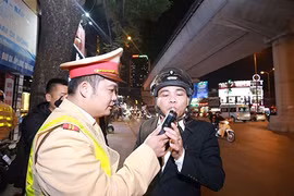 Cán bộ, đảng viên phải nêu gương thực hiện "Đã uống rượu, bia - không lái xe"