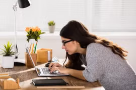 Những thói quen xấu làm ảnh hưởng đến đôi mắt