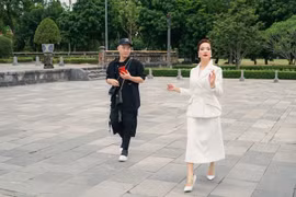 NSND Lê Khanh 'cầu cứu' NTK Đỗ Mạnh Cường trong lần đầu catwalk