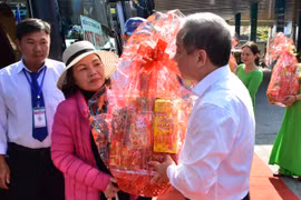 Chủ tịch tỉnh Thừa Thiên Huế tặng quà tết cho tài xế và hành khách, tại các bến xe, ga tàu.  