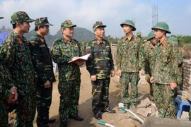Lãnh đạo Báo Quân đội nhân dân thăm, động viên phóng viên làm nhiệm vụ tại sân bay Miếu Môn