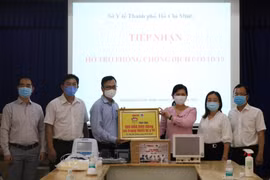 Chương trình “Cùng Tuổi Trẻ chống dịch COVID-19”: Tặng 7 máy thở cho các bệnh viện