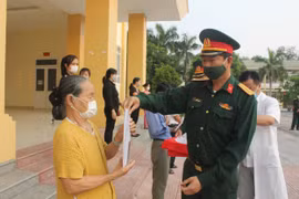 Huế: 69 công dân sinh sống ở Lào hết thời gian cách ly tập trung, trở về gia đình