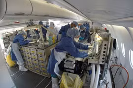 Bên trong máy bay quân sự vận chuyển người nhiễm virus Corona tại Pháp