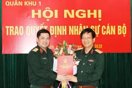 Đảng ủy, Bộ Tư lệnh Quân khu 1 trao các quyết định về công tác cán bộ