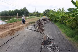 Kiên Giang: Tỉnh lộ 965 sụt lún nghiêm trọng, giao thông ách tắc