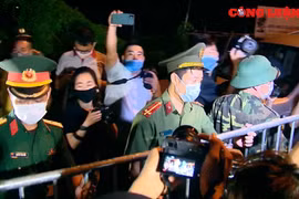Người dân thôn Hạ Lôi hân hoan vui mừng khi được gỡ bỏ lệnh phong tỏa