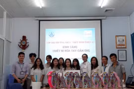 Học sinh làm máy rửa tay tự động hình chim cánh cụt tặng bệnh viện