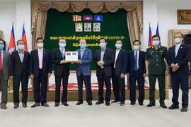 Việt Nam viện trợ Campuchia thiết bị y tế phòng, chống dịch Covid-19
