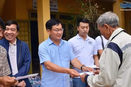 Báo Gia Lai trao quà hỗ trợ người dân bị thiệt hại do bão lũ tại Quảng Ngãi
