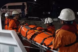 Cấp cứu thuyền viên bị tai biến nguy kịch trên biển về bờ an toàn