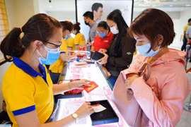 Giá vàng đột ngột tăng mạnh trở lại