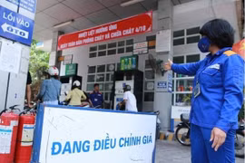 Giá xăng tăng hơn 600 đồng/lít từ chiều nay