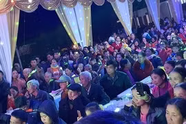 Choáng ngợp với hình ảnh gần 1000 người đến chung vui cùng gia đình Công Phượng trước ngày cưới ở Nghệ An