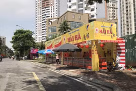 Hà Nội: Các quầy bánh Trung thu “xẻ thịt” vỉa hè, chính quyền có buông lỏng quản lý?