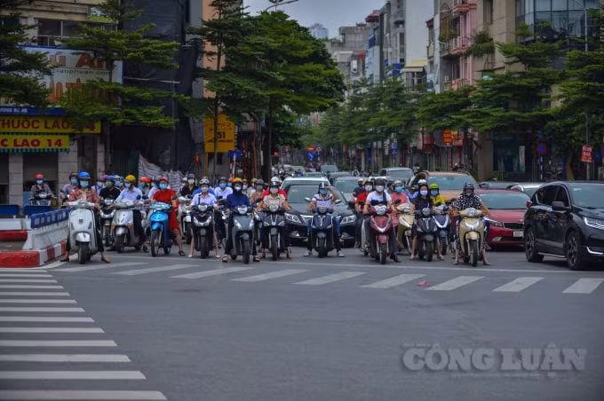 duong pho dong duc phuong tien di chuyen vao gio cao diem sau khi ha noi noi long gian cach hinh 11