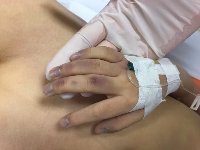 ha noi mot be gai tu vong nghi ngo do bao luc tu nguoi than hinh 1