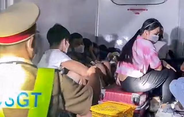 binh thuan giau 15 nguoi trong xe dong lanh de thong chot kiem dich hinh 1