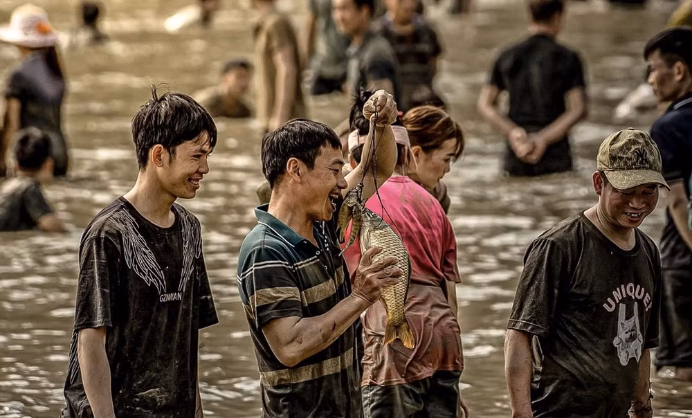 nguoi dan xuong ao dam bun bat ca trong le hoi long tong o tuyen quang hinh 5