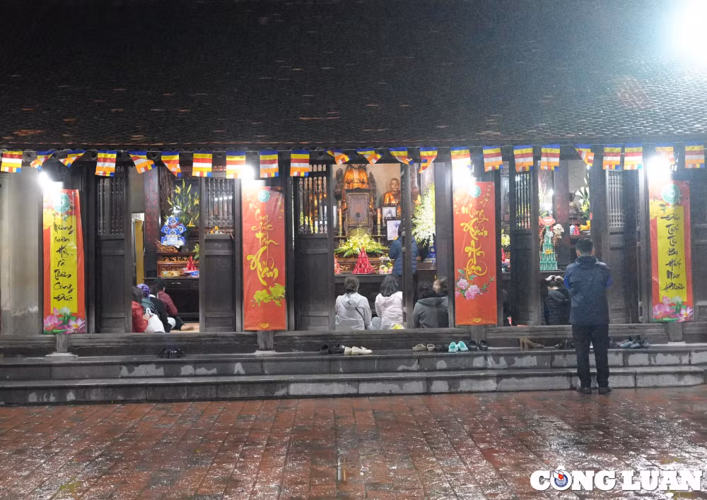 ha noi dong dao nguoi dan du dai le cau an trong di tich chua phuc khanh hinh 1