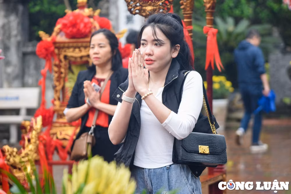 nguoi dan doi mua keo ve den tran truoc gio khai an hinh 9