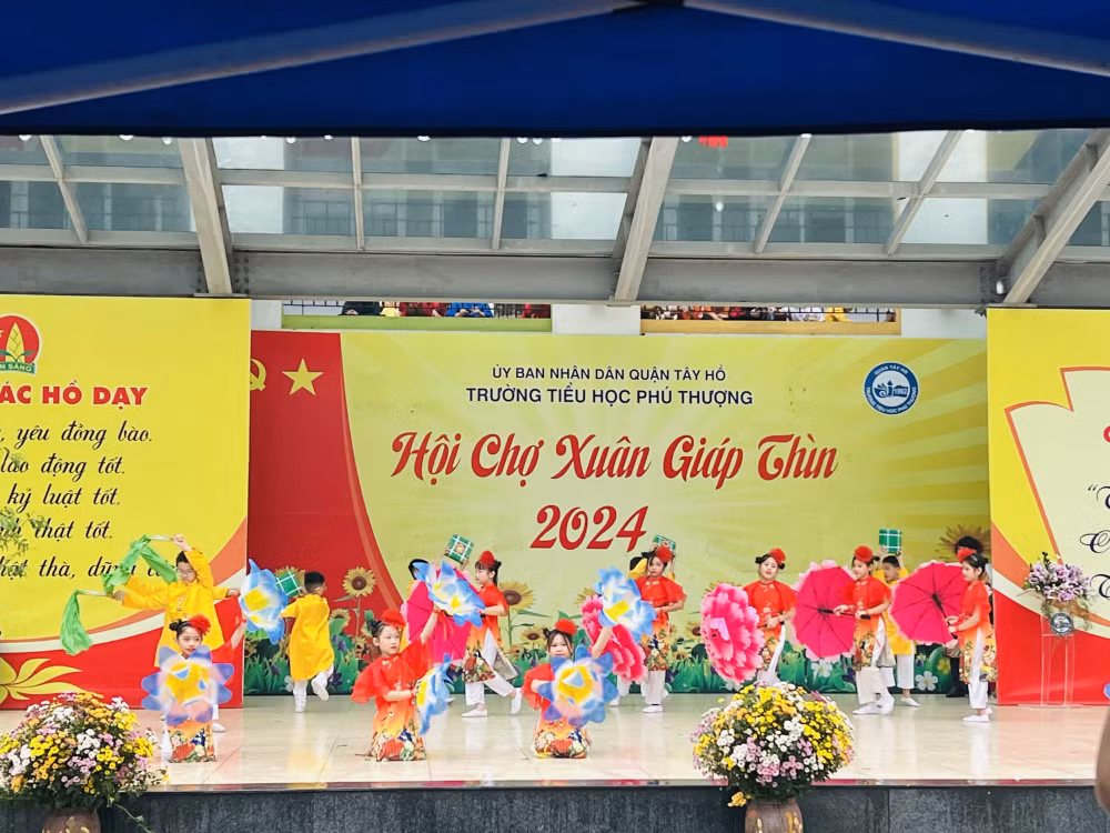 ha noi truong tieu hoc phu thuong tay ho to chuc hoi cho xuan nam 2024 hinh 1