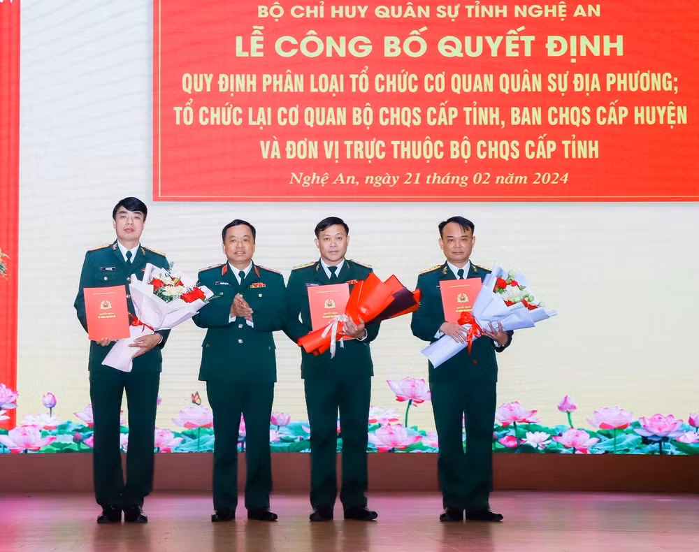 cong bo quyet dinh sap nhap to chuc lai co quan bo chi huy quan su tinh nghe an hinh 1