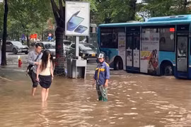 Ngập úng tiếp tục kéo dài, người dân Thủ đô chật vật trong biển nước