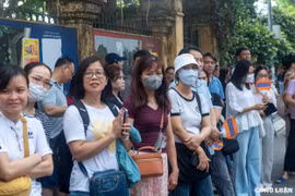 Hà Nội: Thí sinh hồi hộp, phụ huynh căng thẳng trong ngày đầu thi vào lớp 10